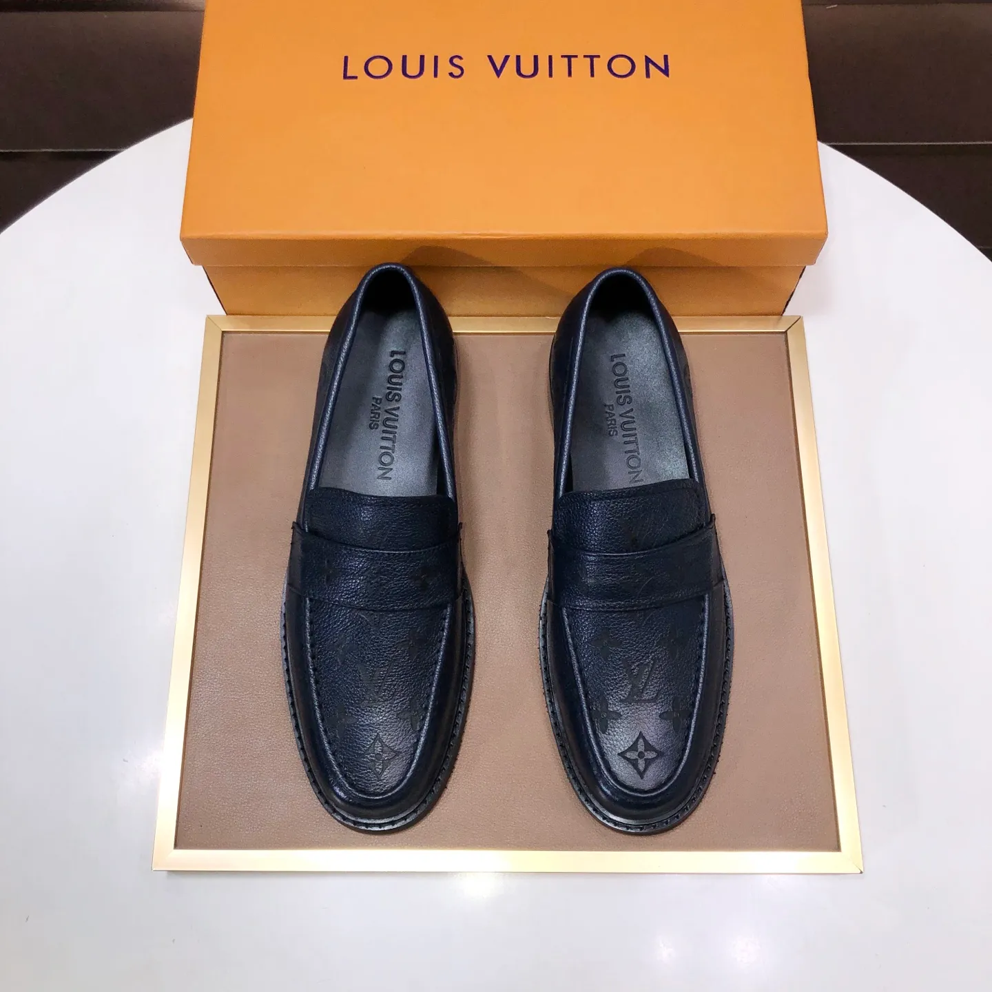 Men's men's shoes💰460💰【LV】(sheepskin lining) formal men's shoes! The high-end formal wear style is luxurious and elegant, with both practicality and style. We pay special attention to quality and details. The original version at the counter is 1:1 ultra-accurate replica👍🏻 The shoe last, leather, workmanship and comfort are not inferior! Material: imported cowhide upper, soft first layer of sheepskin! Code number: 38-45 (45 customized)